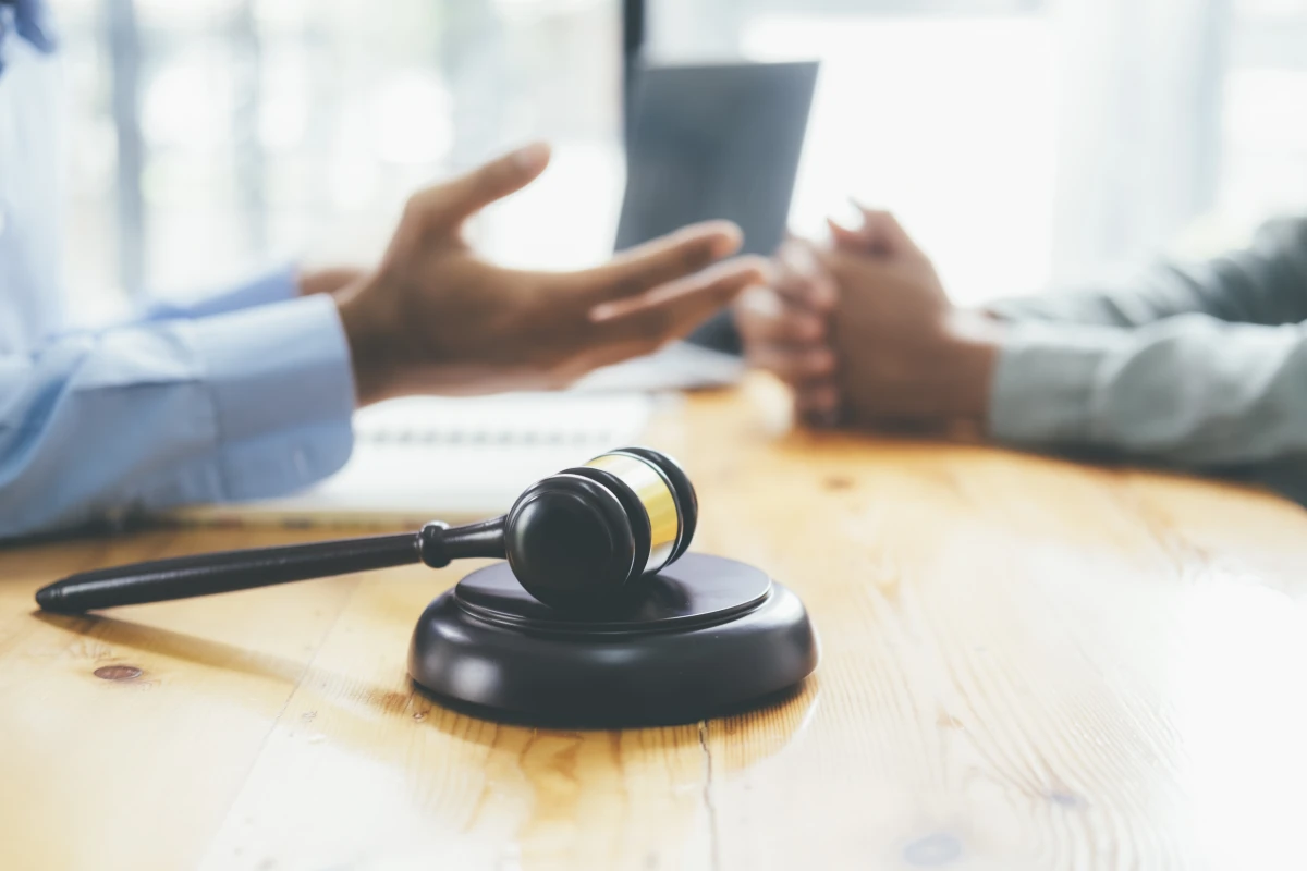 La défense des droits des prévenus en droit pénal : un enjeu majeur pour une justice équilibrée